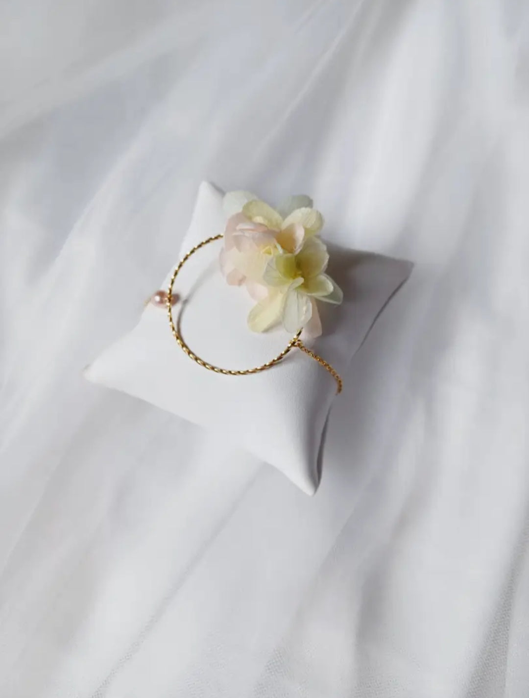 Bracelet doré avec fleurs séchées, jaune, rose poudré et verte 💐