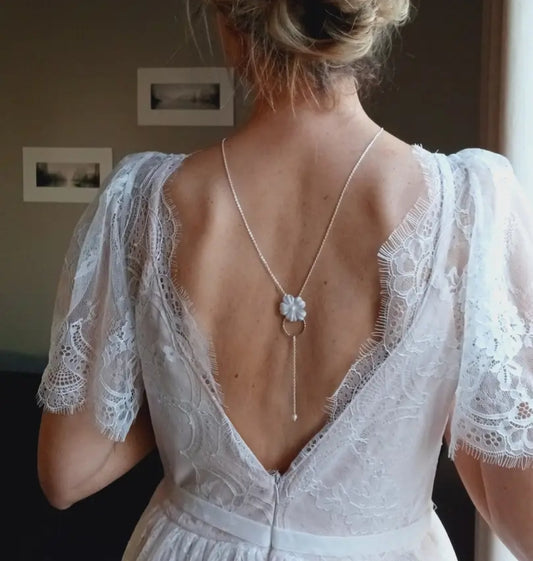 Collier de dos, Fleur blanche 💒