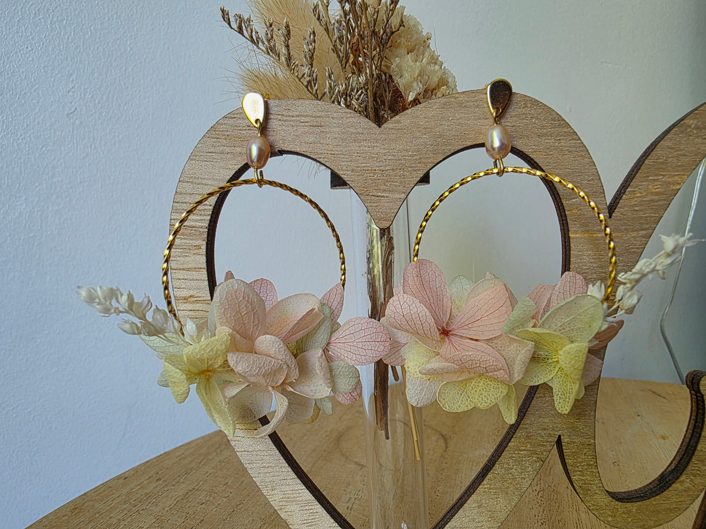 Boucles d'oreilles avec fleurs séchées jaune, rose poudré et vert 💐
